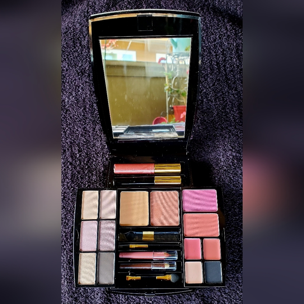 NWT- The Essentials Pure Costmetics.